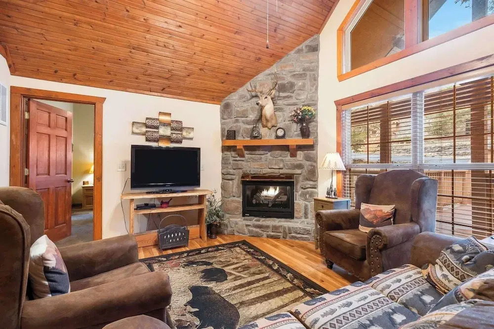Creekside - 2 BDR Resort Cabin in Epic Location!