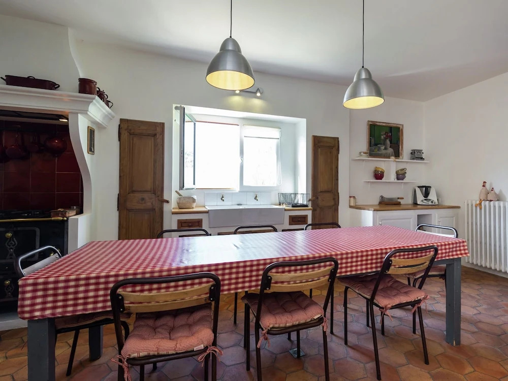 18thC perfumers home, heated pool & view