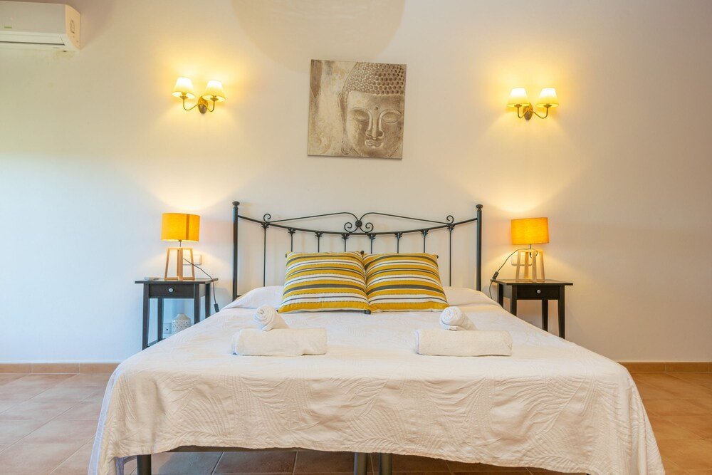 N Amera in Santa y With 5 Bedrooms and 5 Bathrooms