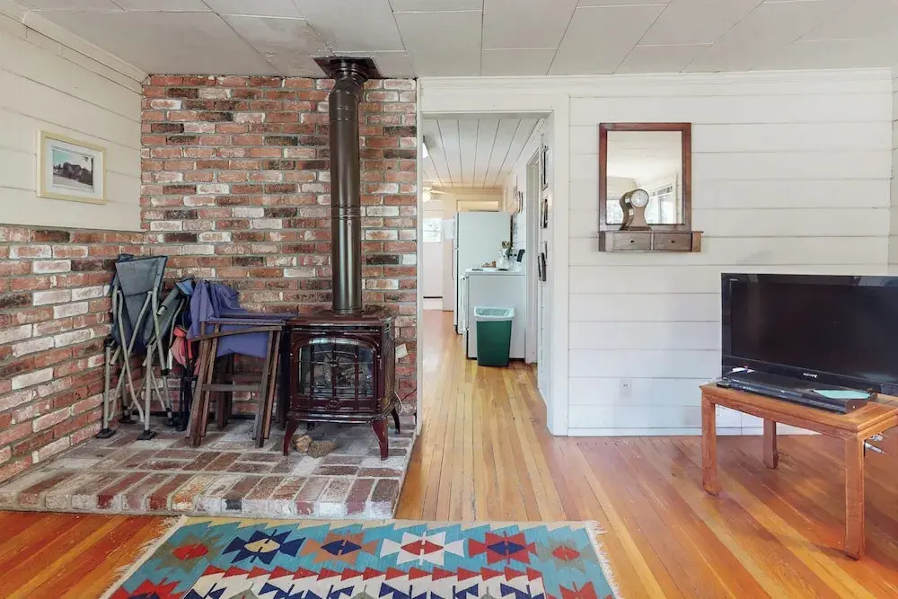 Walk to Town! Dog-friendly Quincy Getaway w/ Deck