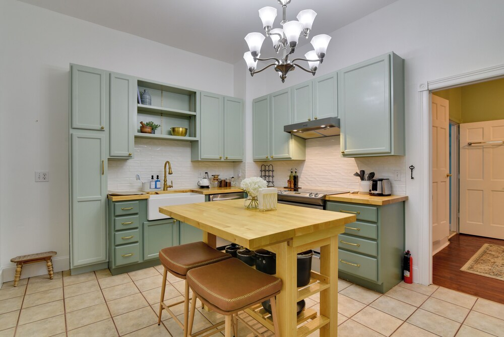 < 1 Mi to Moda Center: Walkable Portland Retreat!