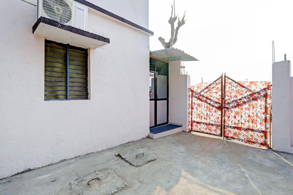 OYO Flagship 83065 Hotel Pritesh Avenue