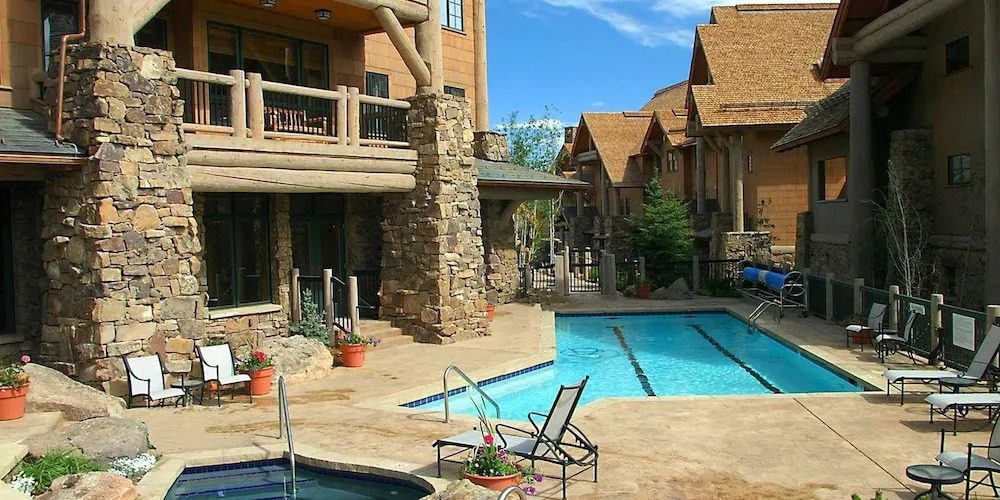 Bearpaw D1 4 Bedroom Condo by RedAwning