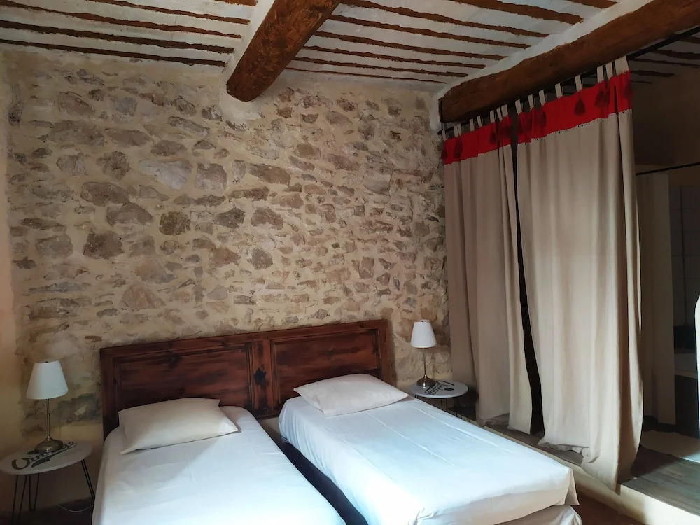 Chambre dhôtes face au lavoir
