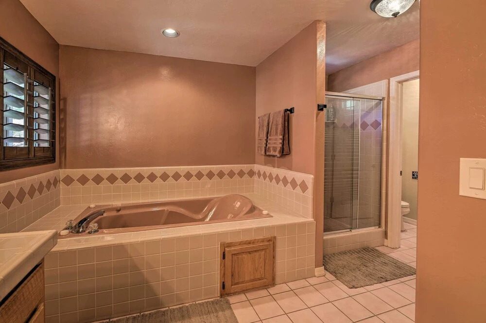 4 Mi to Woodland Lake: 2-story Home w/ Grill