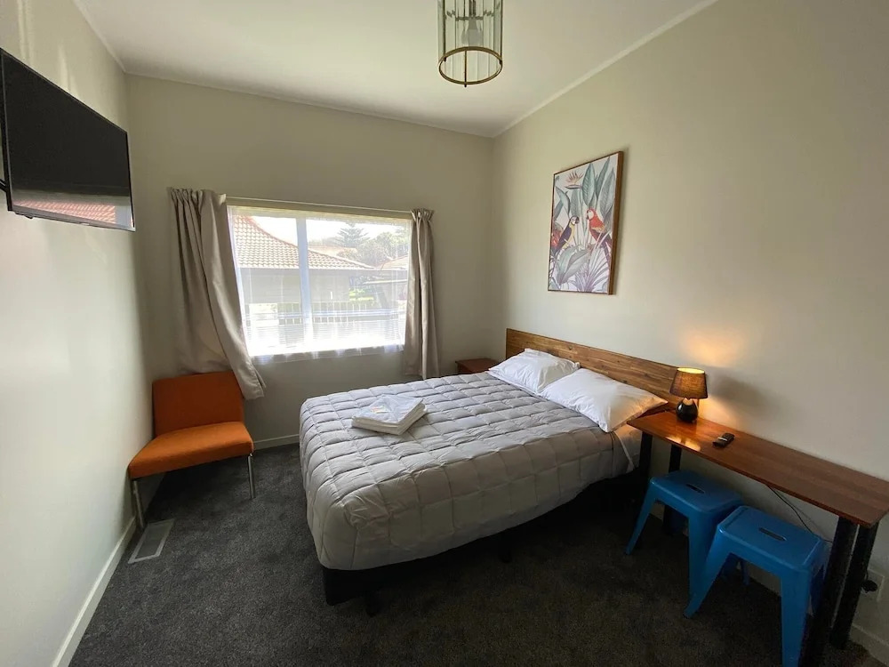 Airport Westney Lodge