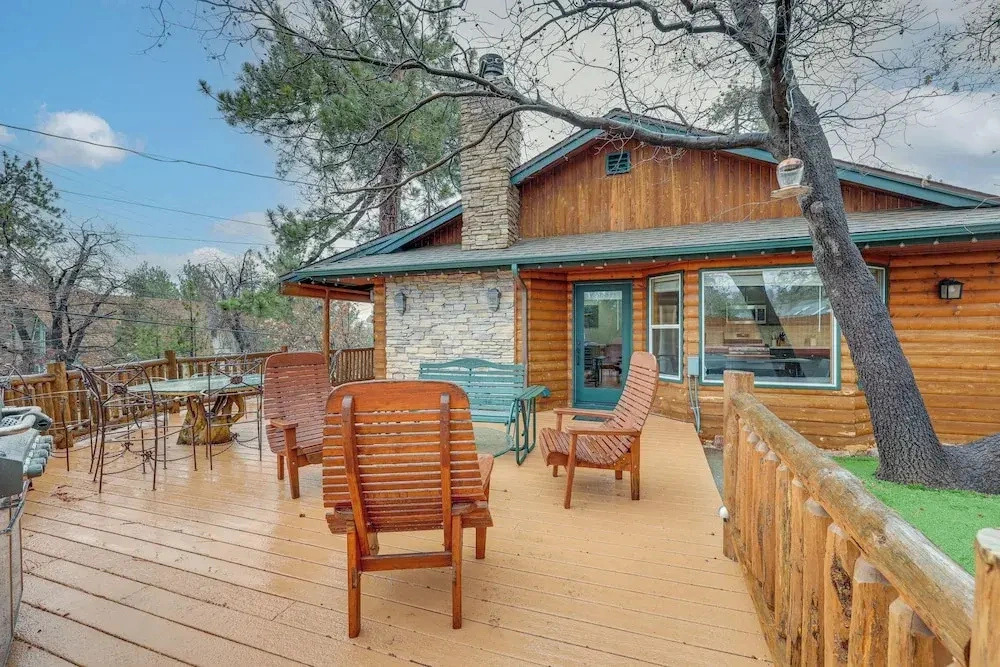 Renovated Moonridge Cabin w/ Hot Tub & Lake Views