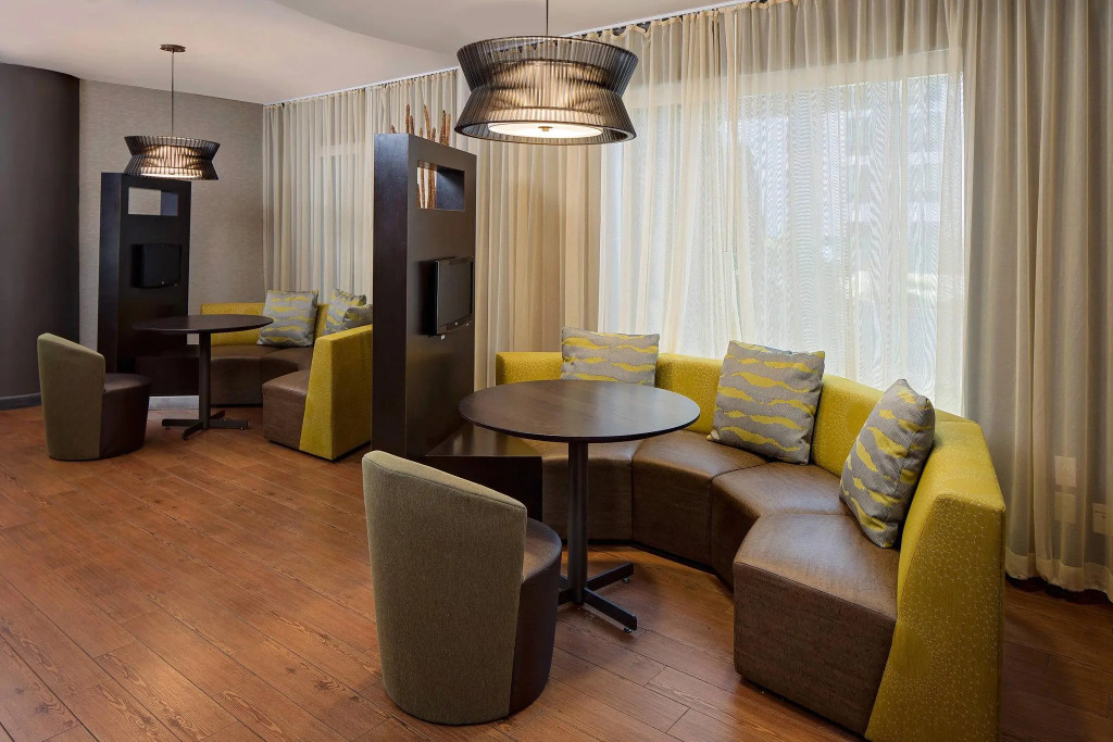 Courtyard by Marriott Long Island MacArthur Airport