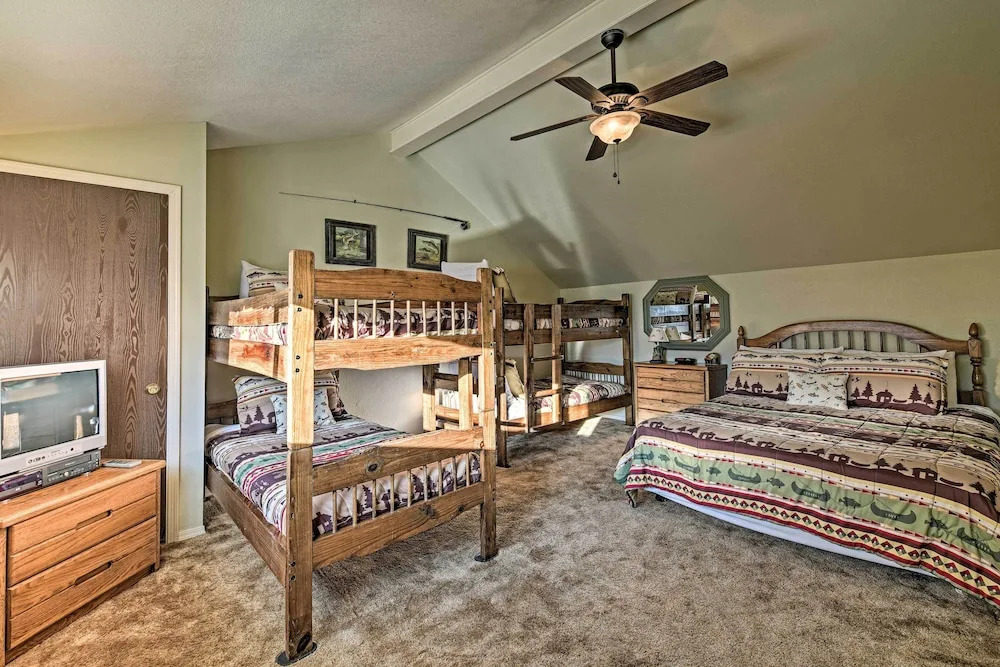 Red River Townhome With Balcony & Mtn Views!