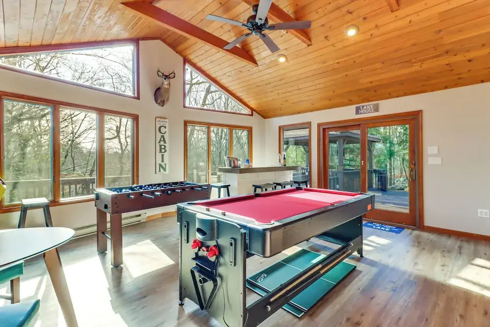 5 Mi to Jack Frost Skiing: Walkable Family Home