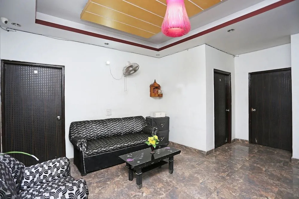 OYO 15172 R D Plaza