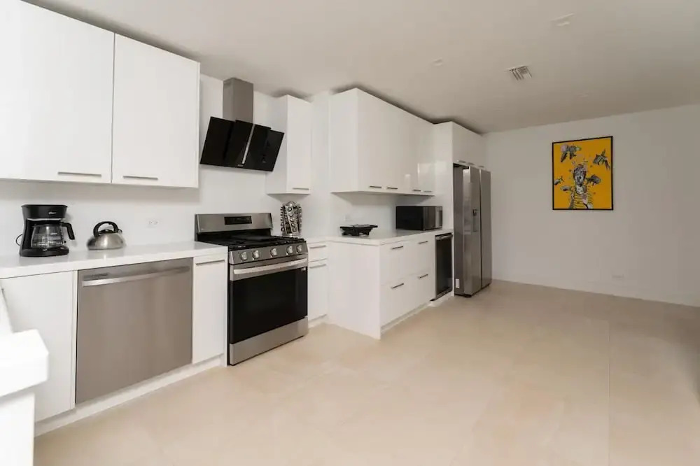 Beachfront Villa w Pool Sleeps 16 Dining Tub