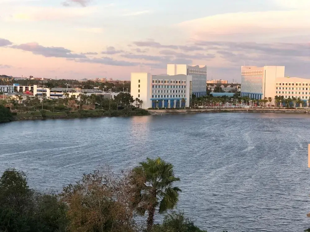 Lake & Pool View 1 Mile From Universal
