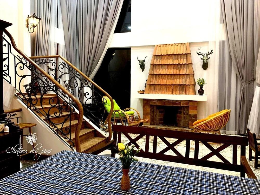 Lau Dai Thong Chateau Des Pins