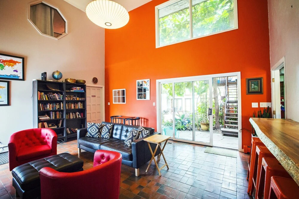 Solarium International Inn & Hostel