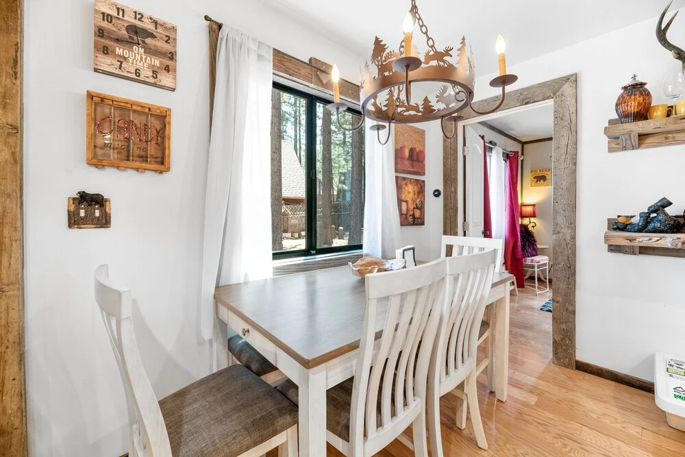 Mountain Time - Comfortable Cabin With Unique And Rustic Look! Ping Pong, Foosball In A Game Room! 3 Bedroom Cabin