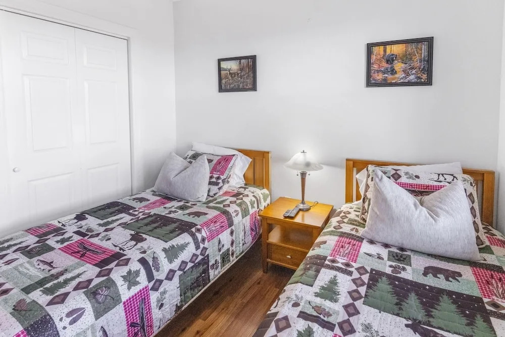 Handsome Condo, View in Sugar Mountain, Heated Pool & Jacuzzi by Redawning