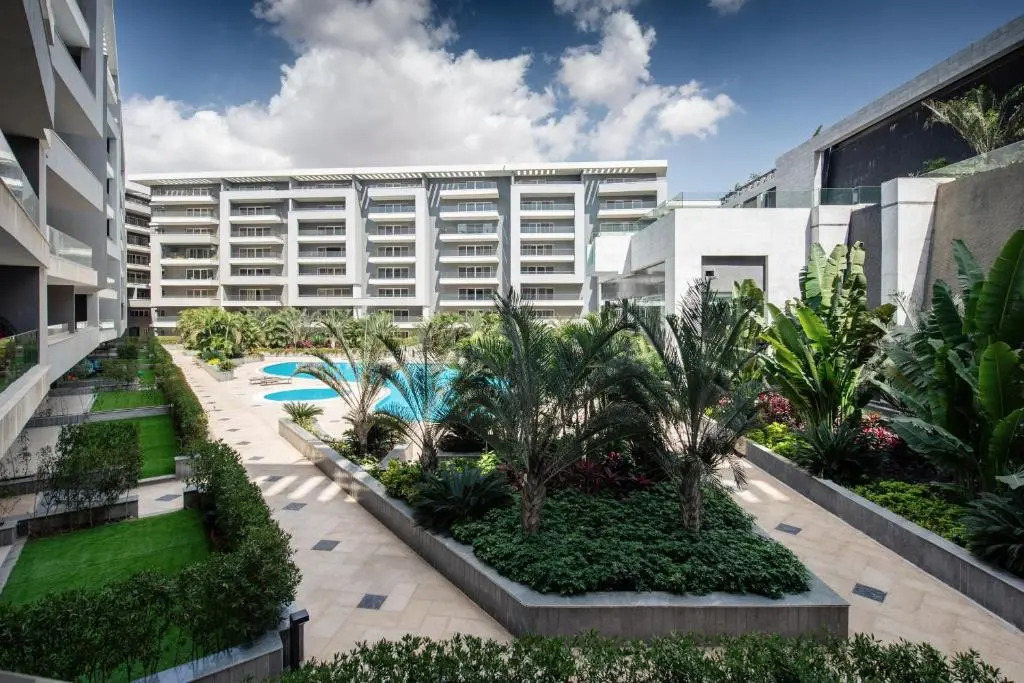 Waterfront Designer 2br W/ Pool Access - 5 Min To Airport
