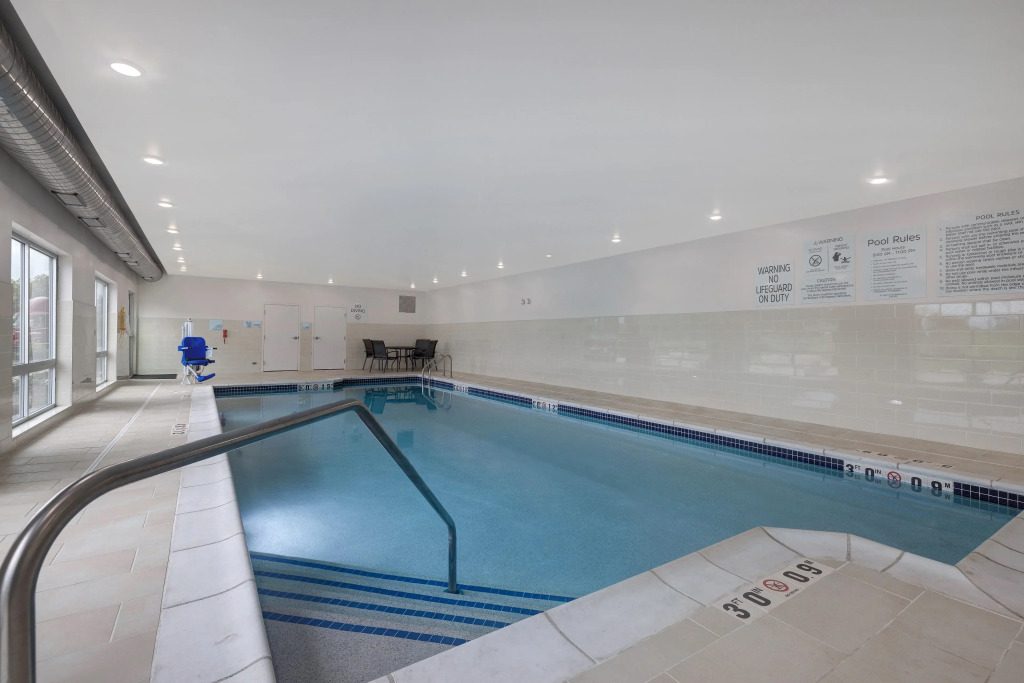 Holiday Inn Express & Suites Brighton South - US 23 by IHG