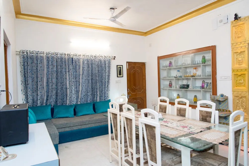 OYO 11431 Home Artistic Stay Forum Celebration Mall