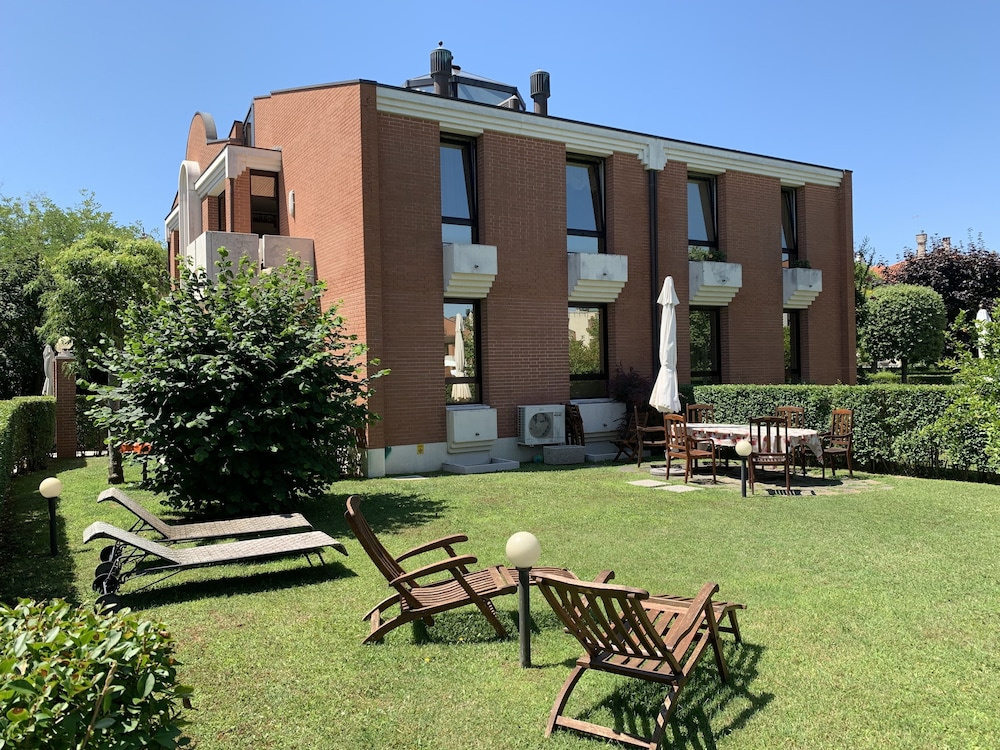 Villa Laguna Apartments