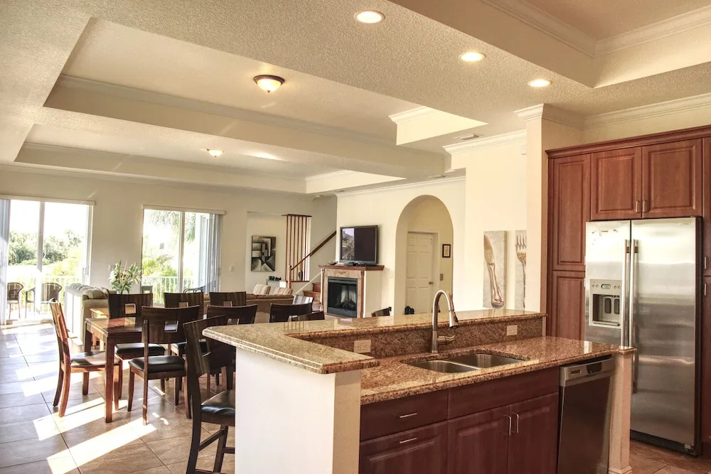Prestigious 4 BR Getaway - Coronas Verde