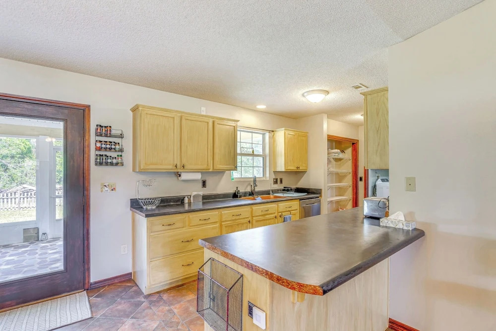 5 Mi to Navarre Beach: Home w/ Game Room & Yard