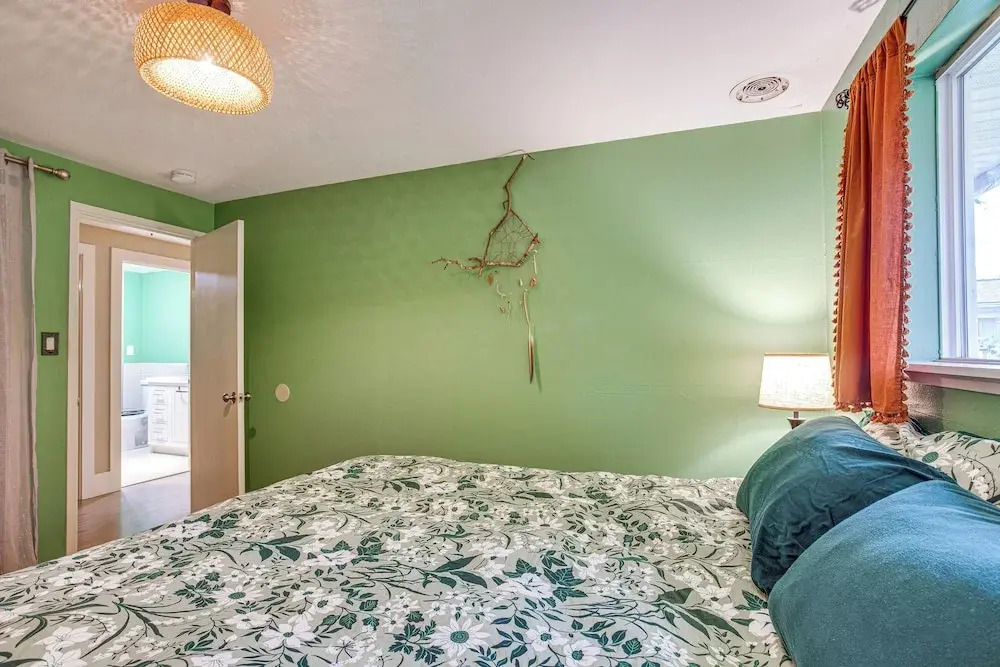 8 Mi to Lumen Field: Seattle Area Home w/ Backyard
