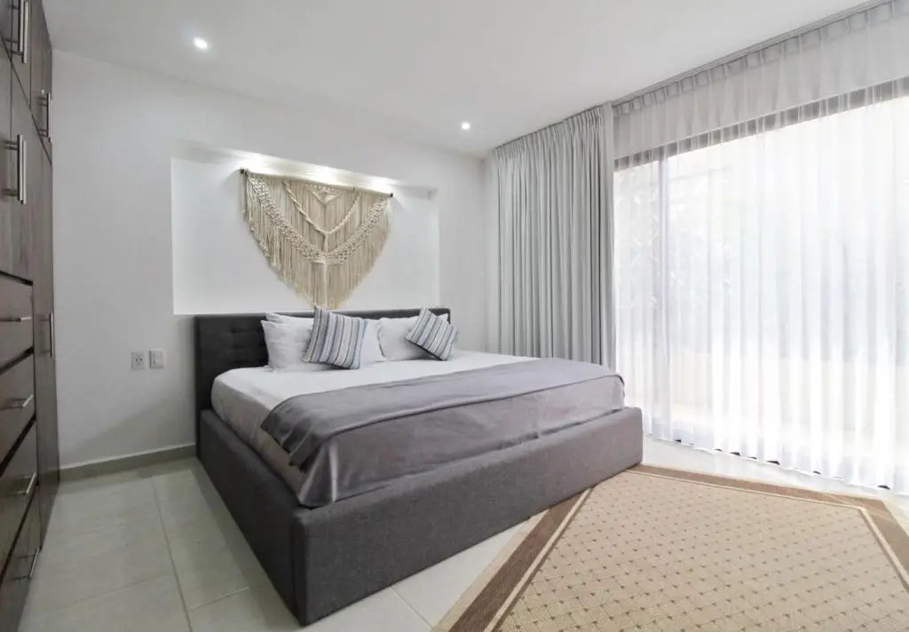 Blue Luxury 1 BD Apartment - Direct exit to the Pool - Fast WiFi - Free Parking