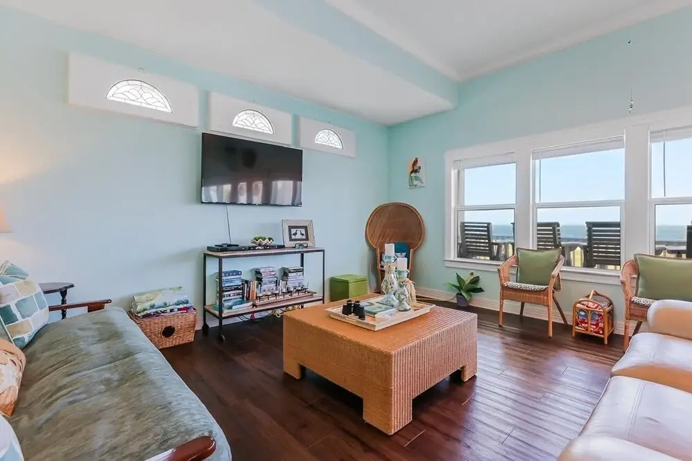 Miss Molly's 2 Bedroom Home by RedAwning