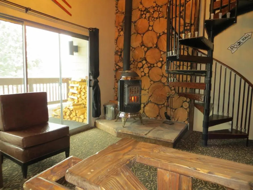 The Mammoth Creek Inn