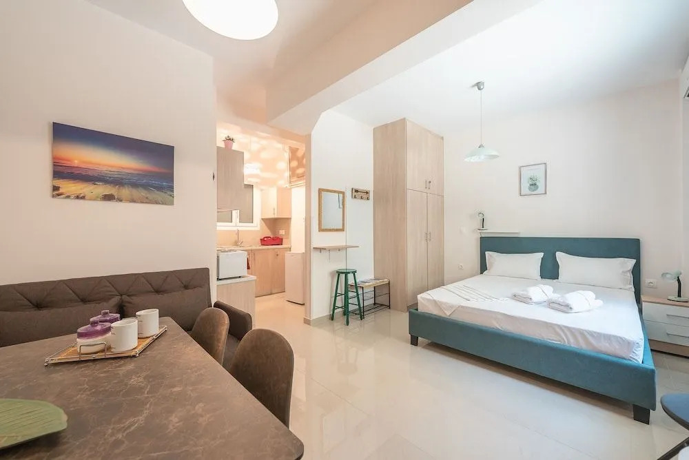 SHARING ROOM IN NEAR THISSIO METRO STATION BY ACROPOLIs
