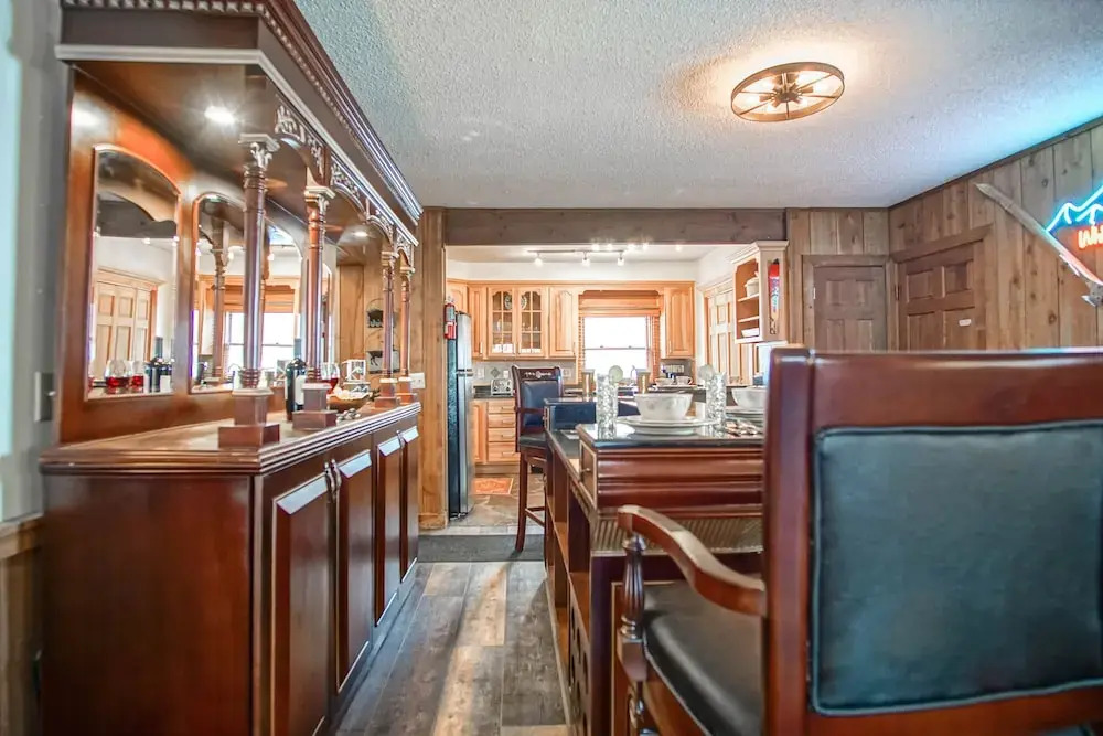 Whistlepunk #11: 2 Bedroom, 2 Bath: Wood Fireplace.central Location