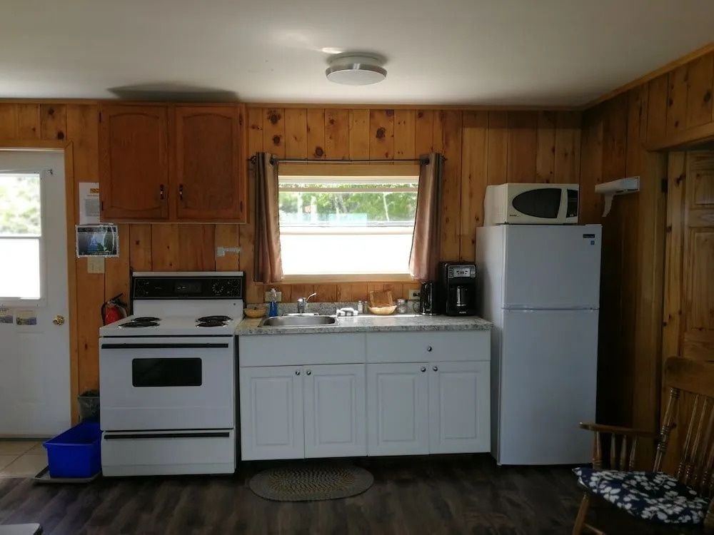 Knotty Pine Cottages, Suites & Motel Rooms