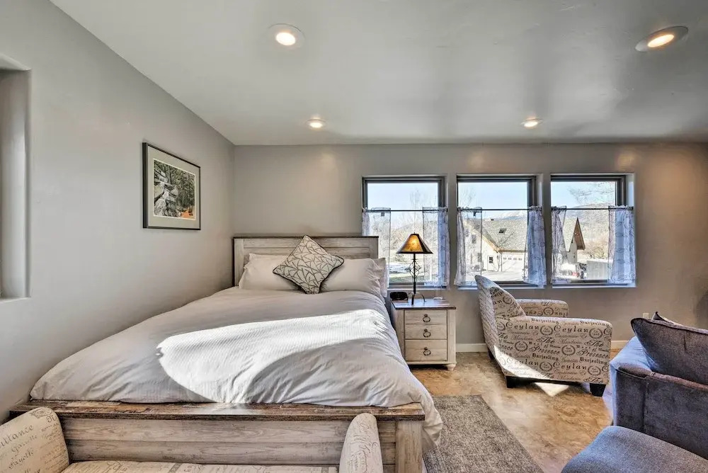 Cozy Mountain Studio By Main Street & Hot Springs!