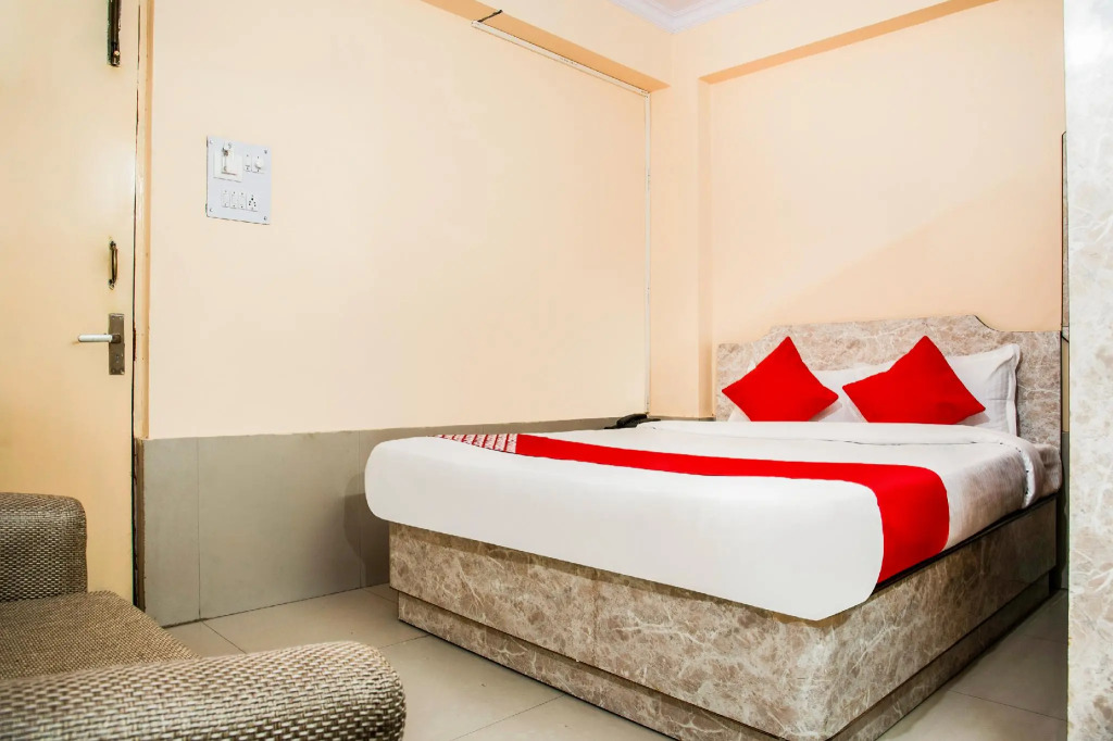 OYO Flagship 36878 Hotel Embassy Exhibition Rd