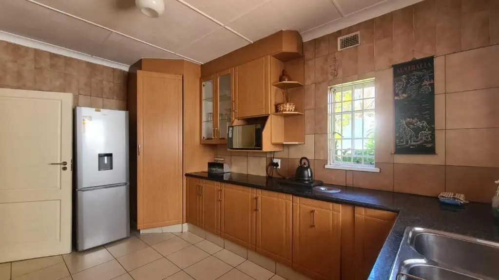 4 bedroom guesthouse in Glenhazel with pool
