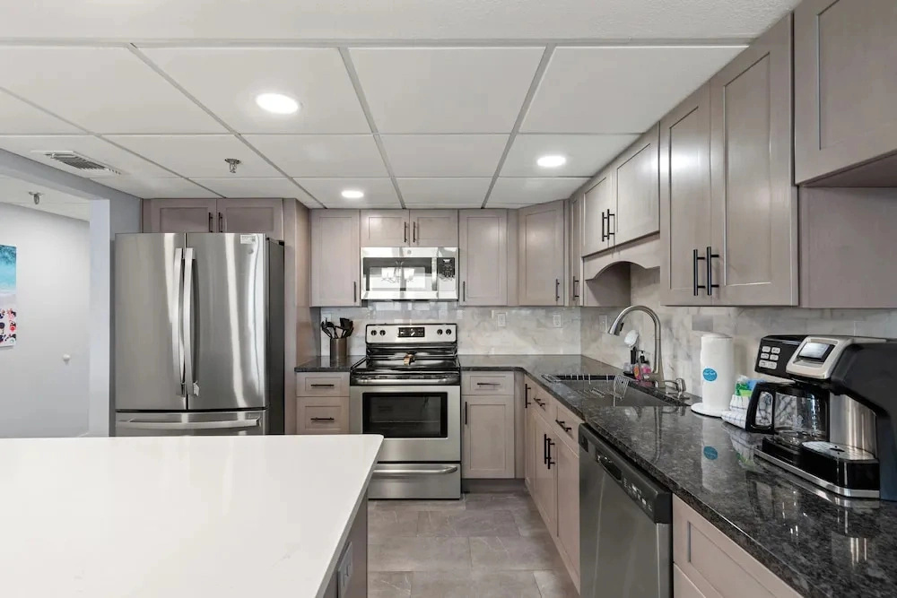 Escape to Beachfront Paradise: 2br/2ba Condo on the Gulf, Sleeps 8
