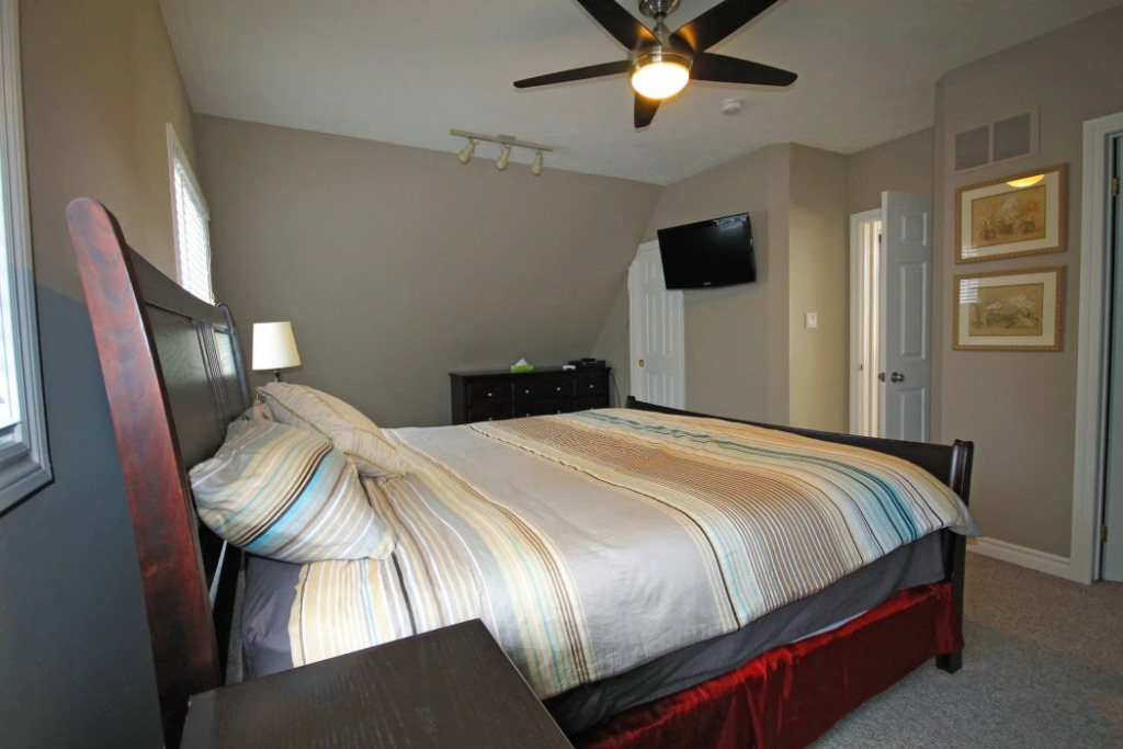 5 Bedrooms, Mountain Views, Steps from Blue Mountain Village, Hot Tub, BBQ