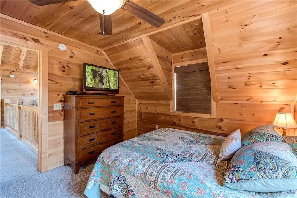 Bear Pause 4 Bedroom Home with Hot Tub