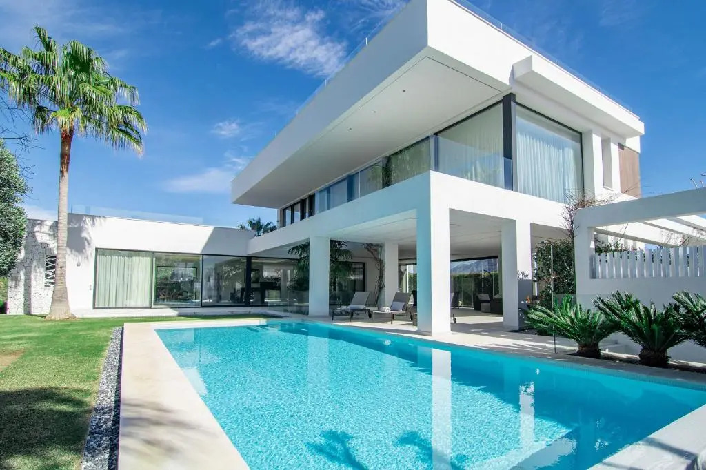 2021 Built Extravagant Villa in Luxurious Mirabella Hills