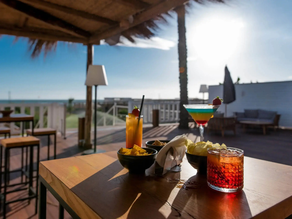 Cumeja Beach Club & Hotel