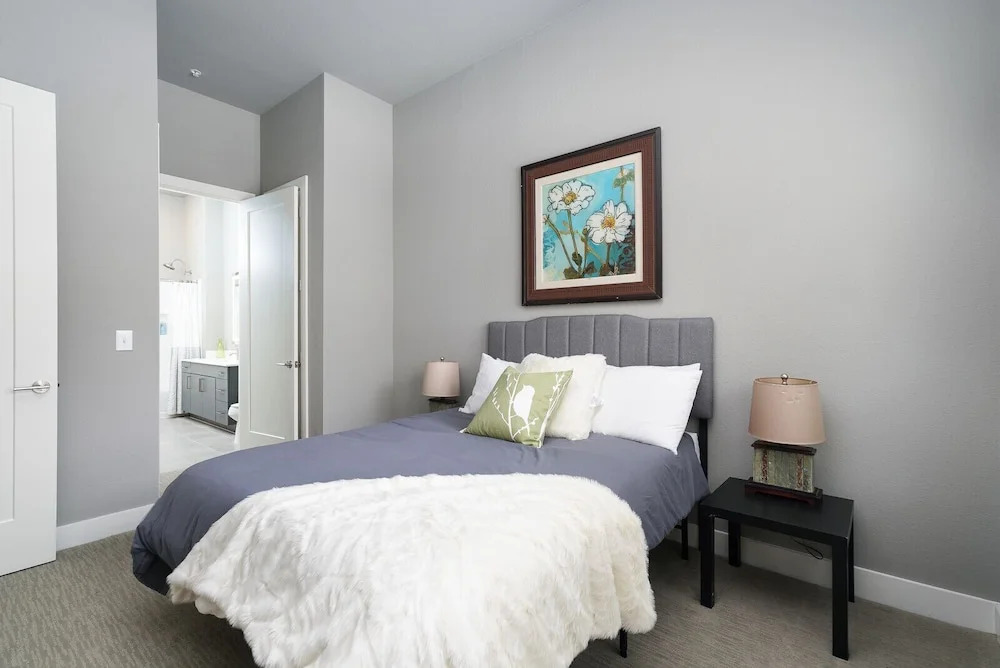 1 BR and 2 BR near Downtown by Frontdesk