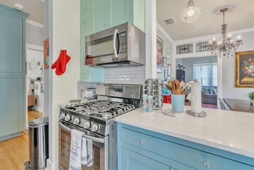 Bright & Fun 3br Cozy Nook 3 Bedroom Home by RedAwning