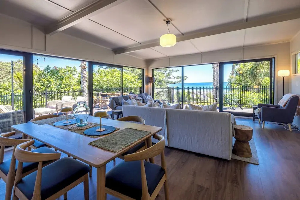 Moana Beach House - Absolute Beachfront