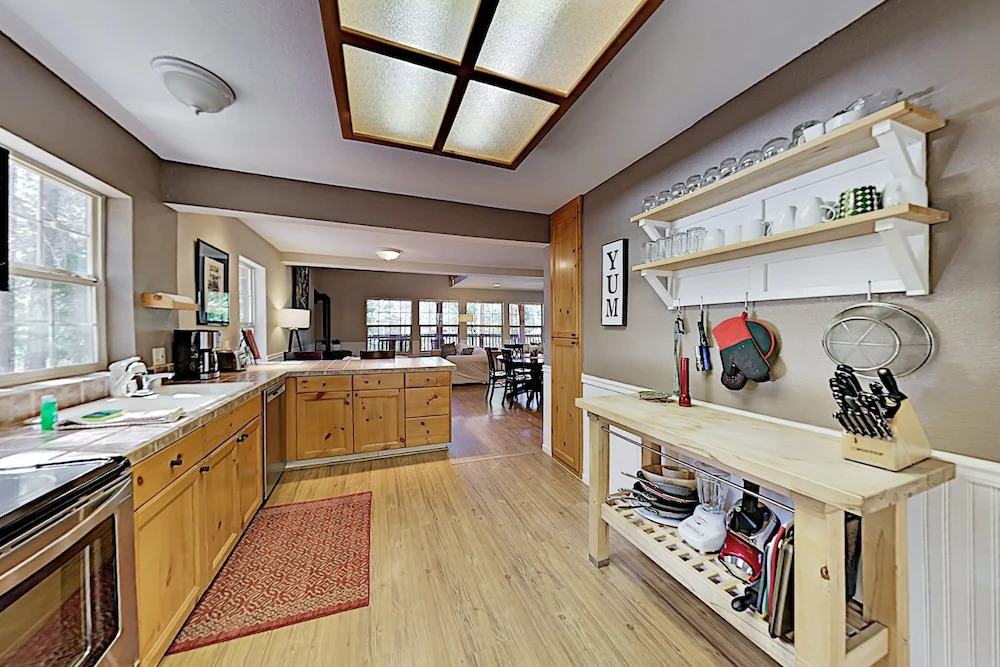 Tranquil Big Deck, Pool Table, Near Trails 3 Bedroom Home