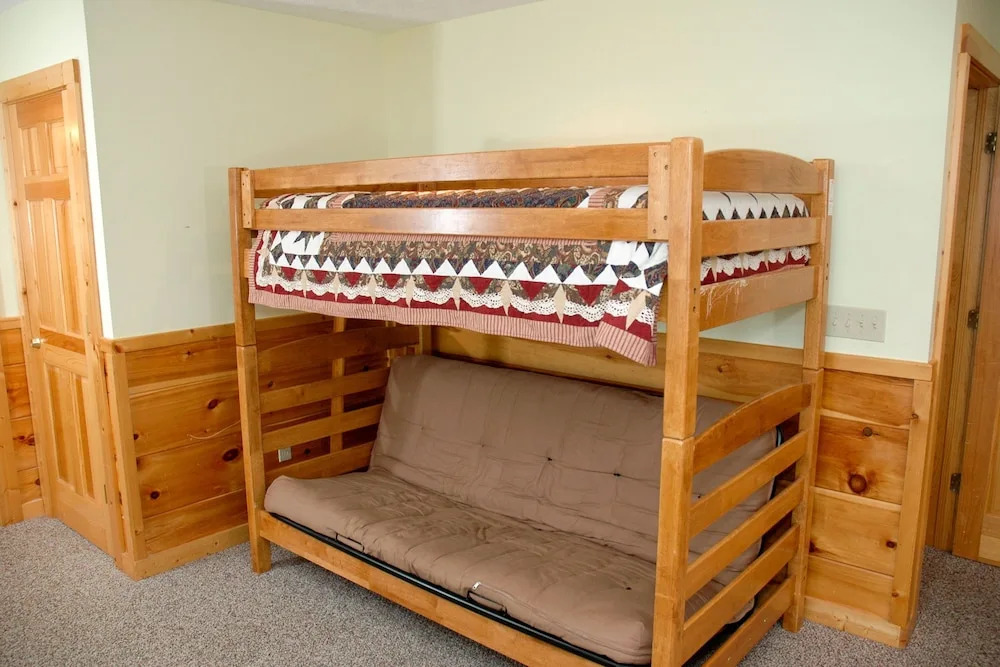 MOUNTAINTOP EXPERIENCE - 4 Br Cabin