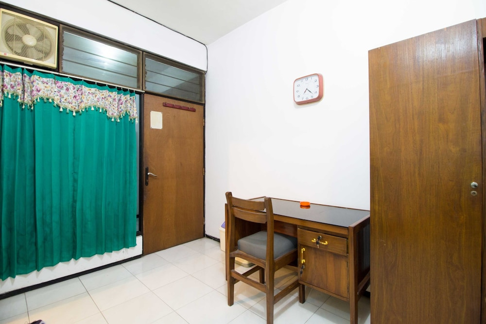 RedDoorz Dukuh Kupang