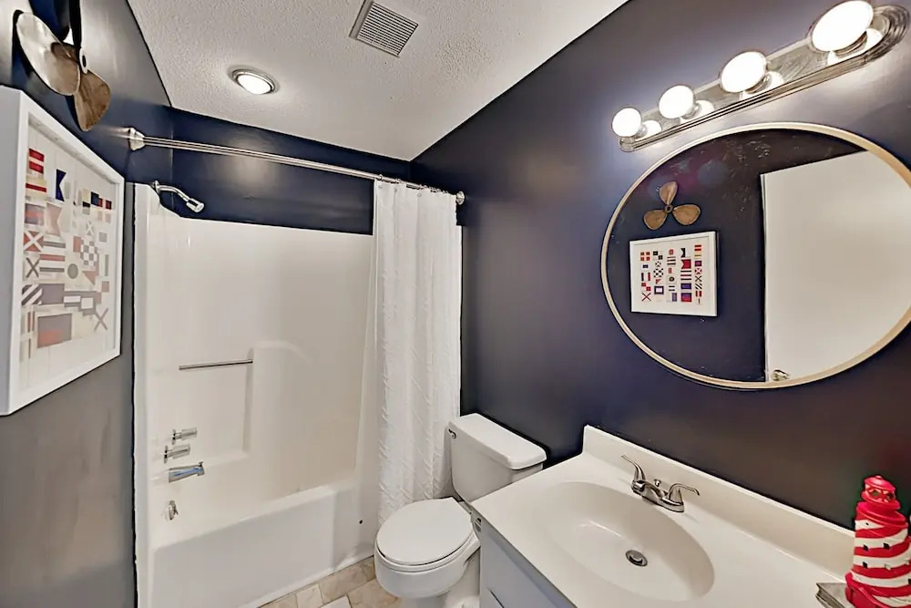 Beachfront W/ Pool: 1 Block To Main Street 3 Bedroom Condo