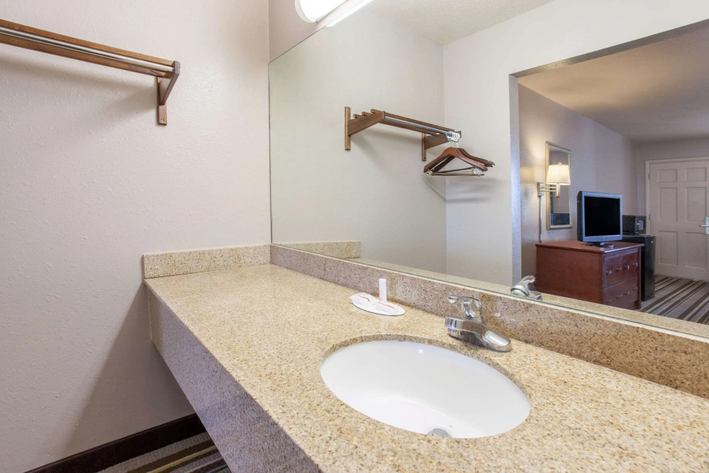 Super 8 by Wyndham West Monroe